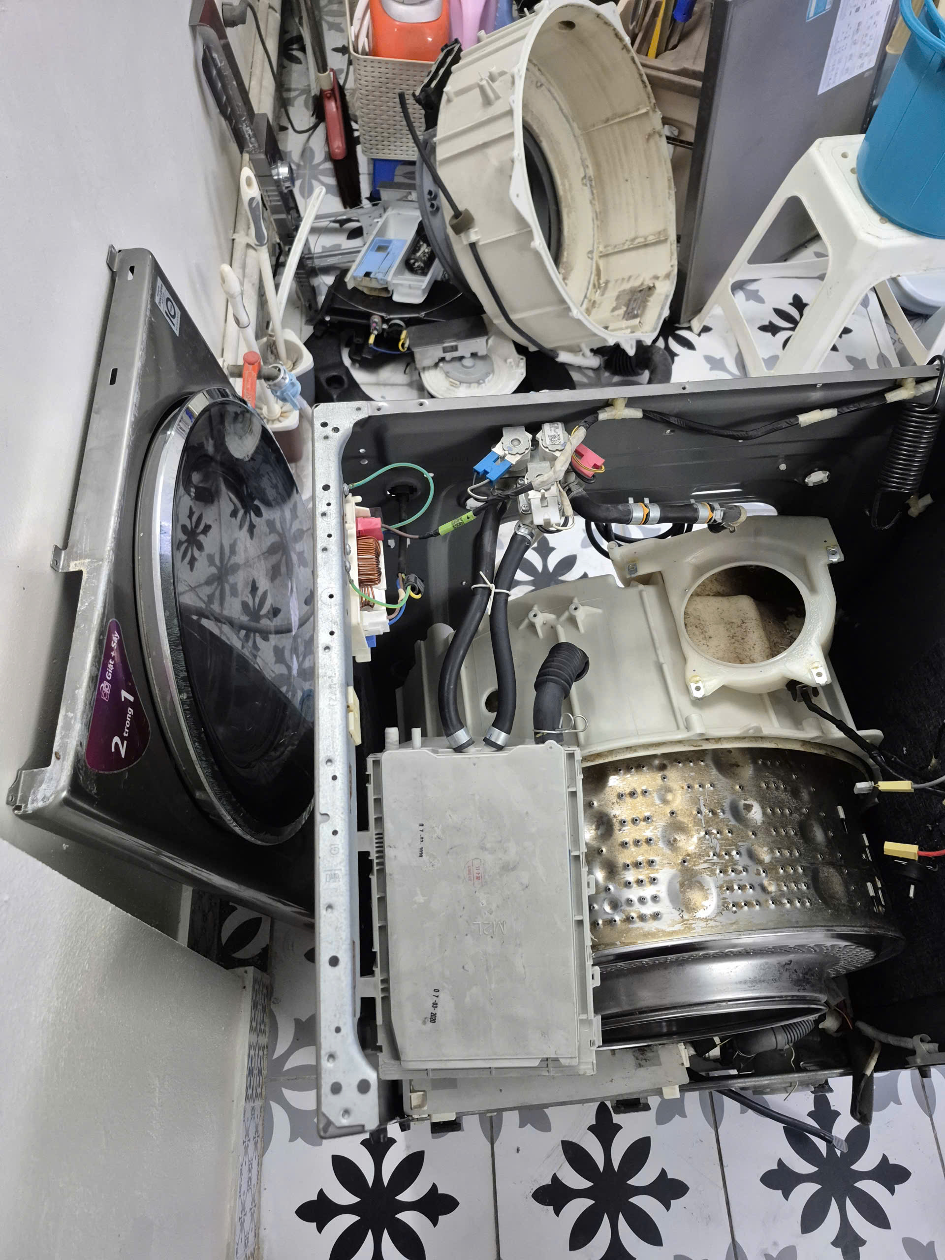 Máy giặt LG rung lắc mạnh, gãy càng ba và chi phí sửa chữa.