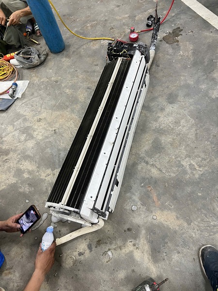 Sửa điều hòa Mitsubishi 24000BTU thủng dàn lạnh xì gas.
