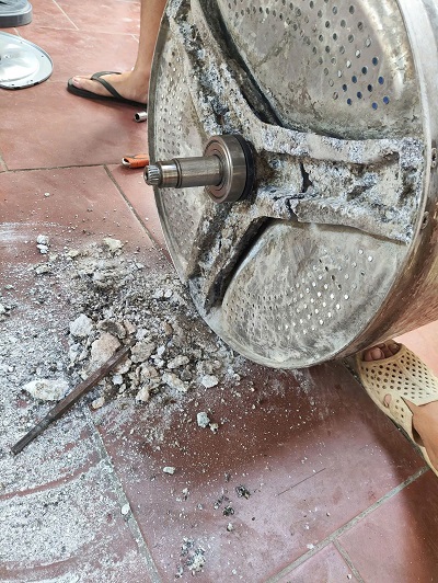 Sửa chữa máy giặt Aqua cửa ngang rung lắc mạnh do bị gãy càng ba.