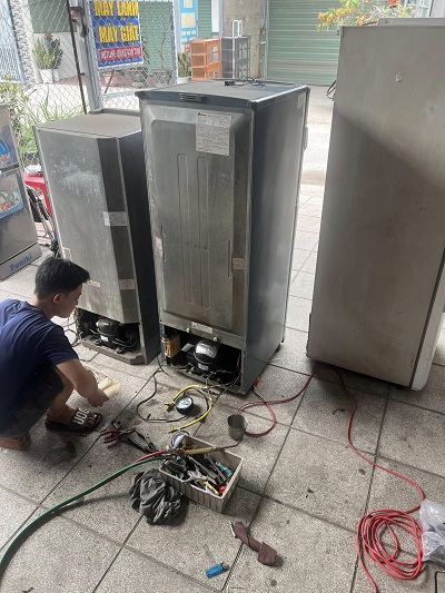 Thợ chuyên sửa chữa tủ lạnh tại phường Định Công mới sau sáp nhập.